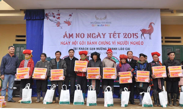 Tặng quà tết cho hộ nghèo xã Suối Thầu. Đồng chí Ngô Văn Hinh, Tổng Biên tập Báo Lào Cai trao quà cho học sinh nghèo vượt khó.