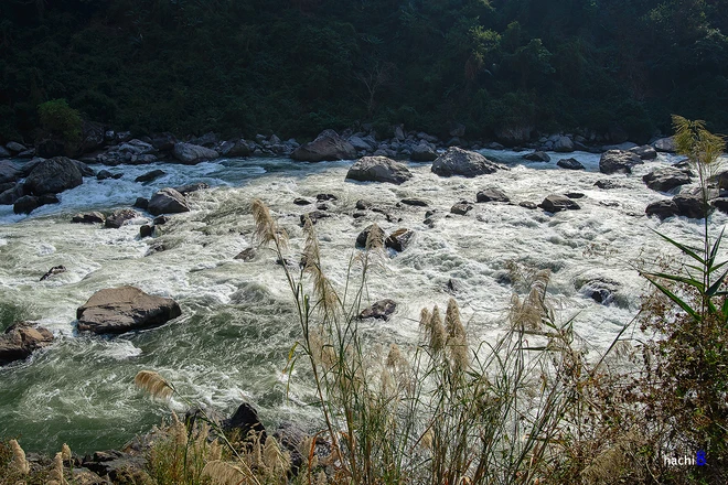 Vẻ thanh bình và hùng vĩ bên dòng sông Nậm Mu ảnh 4