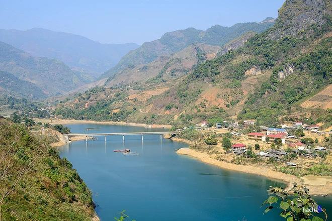 Vẻ thanh bình và hùng vĩ bên dòng sông Nậm Mu ảnh 1