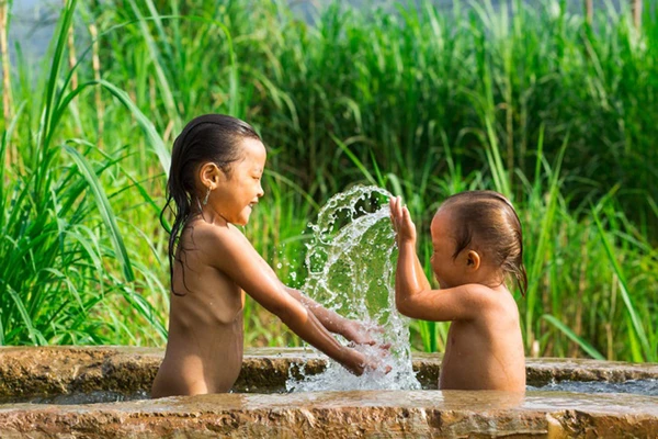 Miêu tả về Việt Nam, trang Boredpanda viết nơi đây trở thành một trong những điểm du lịch hút khách trong hơn thập kỷ qua với người dân thân thiện, phong cảnh hoang sơ và nhiều vẻ đẹp tiềm ẩn. Trên hình là dòng sông Nho Quế nhìn từ đèo Mã Pí Lèng, Hà Giang. Bắt nguồn từ cảm hứng đó, nhiếp ảnh gia Pháp tiếp tục thực hiện hành trình 12 ngày khám phá miền núi phía bắc Việt Nam như Sa Pa (Lào Cai), Đồng Văn (Hà Giang), Cao Bằng... Trên hình là một phụ nữ Dao Đỏ. Cụ ông Lùng Leo Phố, 78 tuổi, dân tộc La Chí. Trò chuyện với Rehahn, ông cho biết mình phải dành nhiều ngày để dẫn nước về nhà bằng những đường ống làm bằng tre. Từ ngọn núi cao lớn đến ruộng lúa xanh rì hay ánh nhìn thơ ngây của trẻ em dân tộc, Rehahn đã mang đến cho người xem vẻ đẹp ẩn giấu của đất nước Đông Nam Á này. Đây ảnh là hoàng hôn trên ruộng bậc thang ở Hoàng Su Phì, Hà Giang. Lân Thị Lợi là một bé gái dân tộc Lô Lô Đen. Em sống ở một ngôi làng nhỏ, gần Bảo Lạc (Cao Bằng). Em không biết nói tiếng Kinh vì em không đi học. Hai chị em đang chơi đùa ngay bên cạnh đường. Cao nguyên Đồng Văn, Hà Giang. 4 chị em dân tộc Mông đang ăn cơm trưa. Ngôi nhà chênh vênh trên cao nguyên đá. Với những bức hình ghi được sau chuyến đi, anh đang lên kế hoạch cho cuốn sách ảnh sắp tới của mình về hơn 50 dân tộc thiểu số ở Việt Nam. Trước đó, anh từng cho ra mắt cuốn sách ảnh "Việt Nam - Những mảnh ghép tương phản".