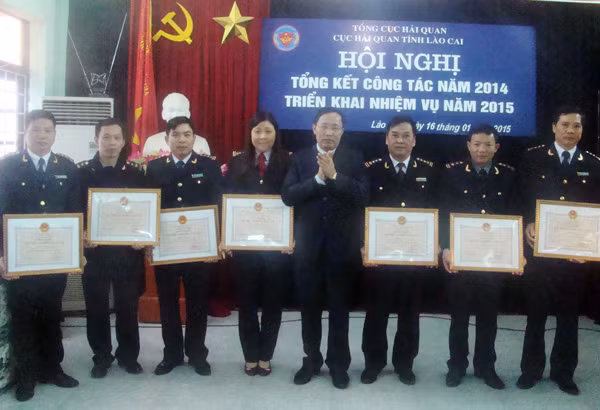 Trao Bằng khen của Thủ tướng Chính phủ cho các tập thể và cá nhân.