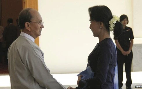 Tổng thống Thein Sein (trái) và nhân vật đối lập San Suu Kyi.