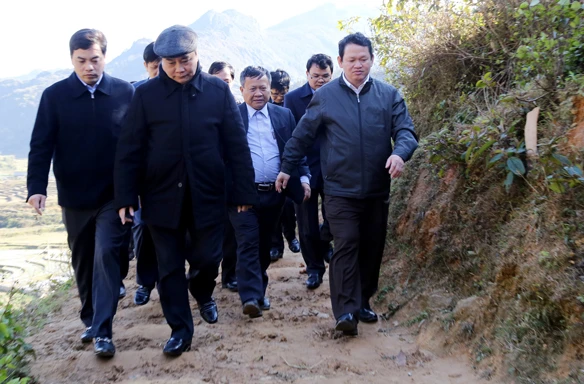 Phó Thủ tướng Nguyễn Xuân Phúc cùng đoàn công tác kiểm tra công tác khắc phục hậu quả rét đậm, rét hại và mưa tuyết tại xã Sa Pả.
