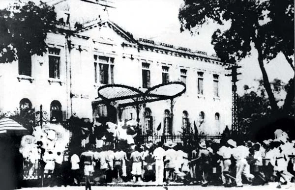 Ngày 19/8/1945, tổng khởi nghĩa ở Hà Nội, các lực lượng quần chúng cách mạng đánh chiếm Bắc Bộ Phủ. (Ảnh tư liệu)