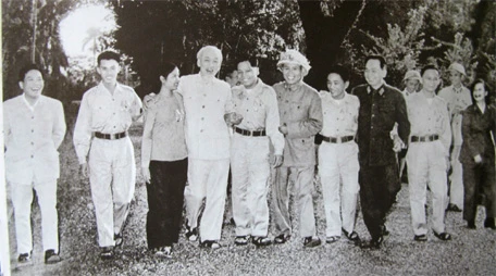 Chủ tịch Hồ Chí Minh với Đoàn đại biểu Anh hùng, chiến sĩ thi đua các LLVT nhân dân giải phóng miền Nam ra thăm miền Bắc (tháng 11-1965). Chủ tịch Hồ Chí Minh với Đoàn đại biểu Anh hùng, chiến sĩ thi đua các LLVT nhân dân giải phóng miền Nam ra thăm miền Bắc (tháng 11-1965).