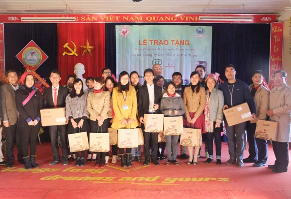 Tặng quà cho các thầy, cô giáo.