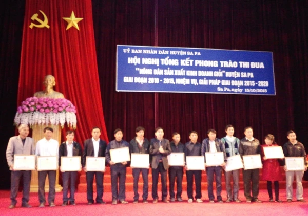 Tặng Giấy khen của UBND huyện Sa Pa cho các hộ sản xuất, kinh doanh giỏi, giai đoạn 2010 – 2015. Tặng Giấy khen của UBND huyện Sa Pa cho các hộ sản xuất, kinh doanh giỏi, giai đoạn 2010 – 2015.