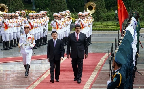 Chủ tịch nước Trương Tấn Sang và Tổng thống Ni-cô-lát Ma-đu-rô Mô-rốt duyệt đội danh dự.