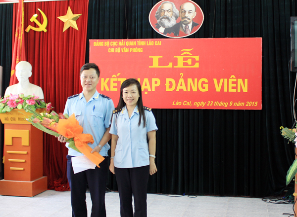 Đ/c Nguyễn Quyết Chiến - Ủy viên BCH Đảng ủy Cục, Chi cục trưởng Chi cục HQCK tặng hoa chúc mừng đảng viên mới Đào Vũ Khánh Linh. Đ/c Đào Thu Mai - Ủy viên BCH Đảng ủy Cục, Chánh Văn phòng Cục tặng hoa chúc mừng Đảng viên mới Vũ Trọng Vững.