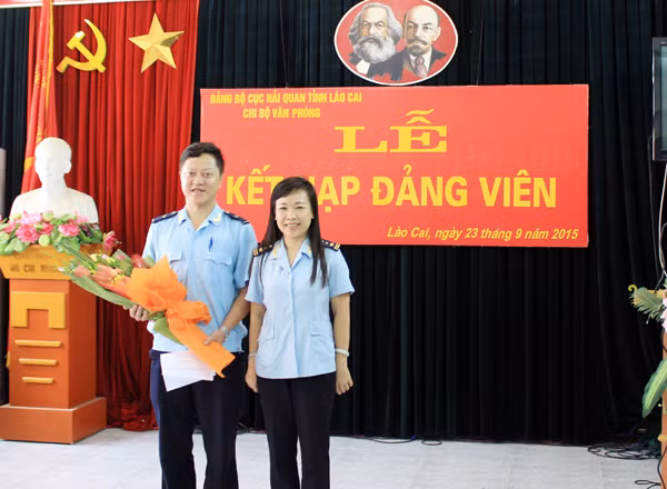 Đ/c Nguyễn Quyết Chiến - Ủy viên BCH Đảng ủy Cục, Chi cục trưởng Chi cục HQCK tặng hoa chúc mừng đảng viên mới Đào Vũ Khánh Linh. Đ/c Đào Thu Mai - Ủy viên BCH Đảng ủy Cục, Chánh Văn phòng Cục tặng hoa chúc mừng Đảng viên mới Vũ Trọng Vững.