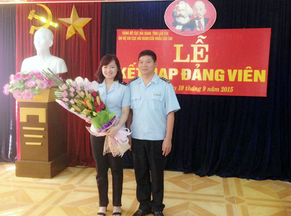 Đ/c Nguyễn Quyết Chiến - Ủy viên BCH Đảng ủy Cục, Chi cục trưởng Chi cục HQCK tặng hoa chúc mừng đảng viên mới Đào Vũ Khánh Linh. Đ/c Đào Thu Mai - Ủy viên BCH Đảng ủy Cục, Chánh Văn phòng Cục tặng hoa chúc mừng Đảng viên mới Vũ Trọng Vững.
