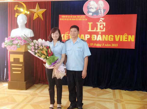 Đ/c Nguyễn Quyết Chiến - Ủy viên BCH Đảng ủy Cục, Chi cục trưởng Chi cục HQCK tặng hoa chúc mừng đảng viên mới Đào Vũ Khánh Linh. Đ/c Đào Thu Mai - Ủy viên BCH Đảng ủy Cục, Chánh Văn phòng Cục tặng hoa chúc mừng Đảng viên mới Vũ Trọng Vững.