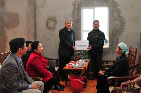 Lãnh đạo HĐND tỉnh và UBND huyện Văn Bàn tặng quà gia đình chính sách xã Võ Lao. Lãnh đạo HĐND tỉnh và UBND huyện Văn Bàn tặng quà gia đình chính sách xã Võ Lao.