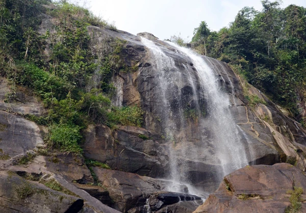 Những thác nước trong vắt và mát lạnh - điểm đến hấp dẫn cho những người thích khám phá. Vẻ đẹp tầng 2 của thác Đầu Nhuần. Các thác nước vẫn giữ vẻ đẹp nguyên sơ. Tầng 3 của thác Đầu Nhuần như dải lụa. Dòng nước từ các thác chảy về hạ lưu góp phần cung cấp nguồn nước cho sản xuất nông nghiệp của xã Phú Nhuận. Những thác nước trong vắt và mát lạnh - điểm đến hấp dẫn cho những người thích khám phá. Vẻ đẹp tầng 2 của thác Đầu Nhuần. Các thác nước vẫn giữ vẻ đẹp nguyên sơ. Tầng 3 của thác Đầu Nhuần như dải lụa. Dòng nước từ các thác chảy về hạ lưu góp phần cung cấp nguồn nước cho sản xuất nông nghiệp của xã Phú Nhuận.
