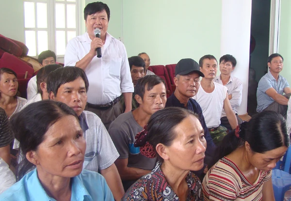 Các hộ nông dân trao đổi kinh nghiệm phát triển kinh tế.