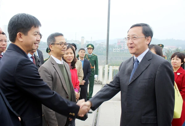 Đại diện lãnh đạo tỉnh Vân Nam đón 2 đoàn tại Cửa khẩu Hà Khẩu. Đại diện lãnh đạo tỉnh Vân Nam đón 2 đoàn tại Cửa khẩu Hà Khẩu.