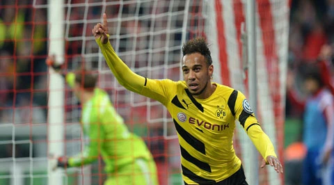 Aubameyang ghi bàn gỡ hòa 1-1 đầy tranh cãi.