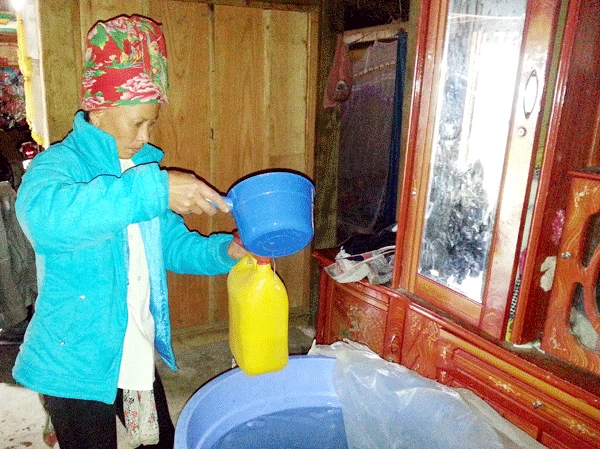 Kiểm tra mẻ rượu mới nấu trước khi bán.