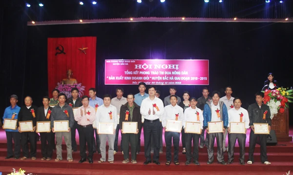 Tặng Giấy khen của UBND huyện cho các hộ nông dân tiêu biểu.