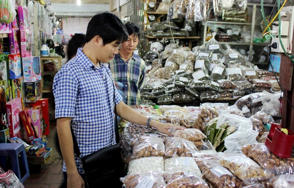Khách du lịch tham quan, mua hàng hóa tại chợ Cốc Lếu.