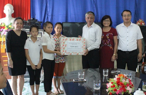 Thứ trưởng Doãn Mậu Diệp tặng quà cho các đối tượng tại Trung tâm Công tác xã hội. Thứ trưởng Doãn Mậu Diệp tặng quà cho các đối tượng tại Trung tâm Công tác xã hội.