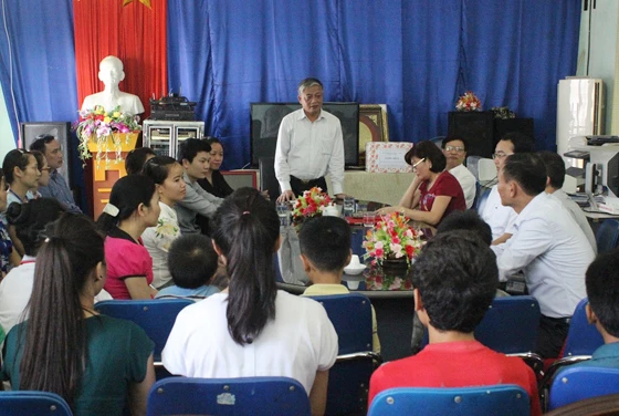 Thứ trưởng Doãn Mậu Diệp động viên các em nhỏ trong Trung tâm Công tác xã hội tỉnh. Thứ trưởng Doãn Mậu Diệp động viên các em nhỏ trong Trung tâm Công tác xã hội tỉnh.