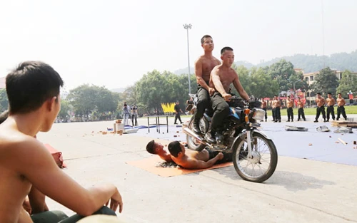 Diễu hành biểu dương lực lượng. Biểu diễn võ thuật. Những tuyệt kỹ thể hiện sức mạnh của lực lượng CSCĐ. Lao qua vòng lửa. Diễn tập phòng, chống khủng bố. Diễu hành biểu dương lực lượng. Biểu diễn võ thuật. Những tuyệt kỹ thể hiện sức mạnh của lực lượng CSCĐ. Lao qua vòng lửa. Diễn tập phòng, chống khủng bố.