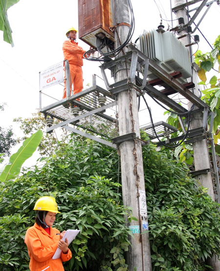 Công nhân Điện lực Bảo Thắng kiểm tra lưới điện nông thôn. Công nhân Điện lực Bảo Thắng kiểm tra lưới điện nông thôn.