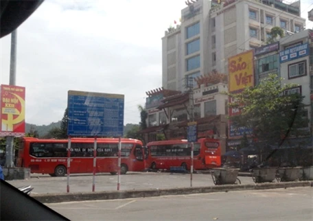 Hai chiếc xe Sao Việt dừng đỗ chờ khách trái phép trước cửa văn phòng của hãng xe này ở gần Ga Lào Cai.