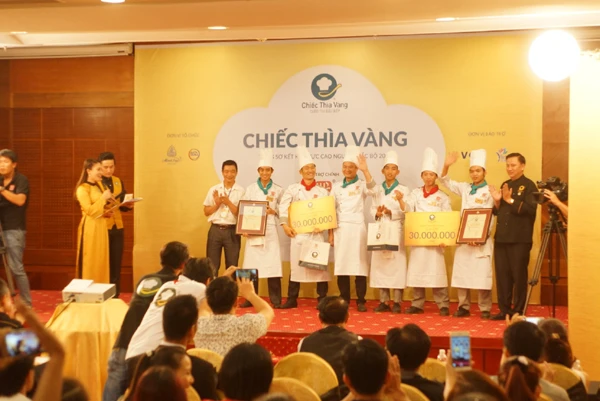 Trao giải Nhì cho 2 đội thi Nhà hàng Red Dao Sa Pa và Nhà hàng Sen Trắng.