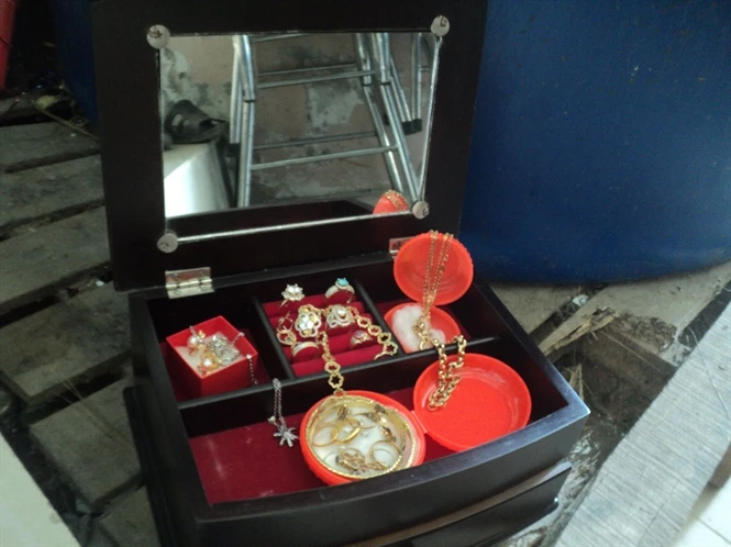 Đối với nông dân miền Tây, nhà ở có thể tạm bợ bằng cây lá nhưng trong nhà luôn có một số vàng nữ trang để đeo khi đám tiệc.