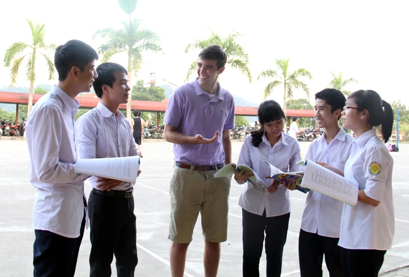 Thầy Daniel cùng học sinh trao đổi bài học bằng tiếng Anh ngoài giờ lên lớp.