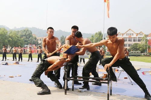 Diễu hành biểu dương lực lượng. Biểu diễn võ thuật. Những tuyệt kỹ thể hiện sức mạnh của lực lượng CSCĐ. Lao qua vòng lửa. Diễn tập phòng, chống khủng bố. Diễu hành biểu dương lực lượng. Biểu diễn võ thuật. Những tuyệt kỹ thể hiện sức mạnh của lực lượng CSCĐ. Lao qua vòng lửa. Diễn tập phòng, chống khủng bố.