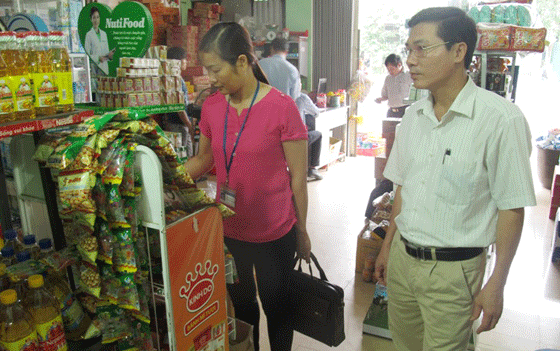 Kiểm tra cơ sở kinh doanh thực phẩm tại xã Bản Phiệt.