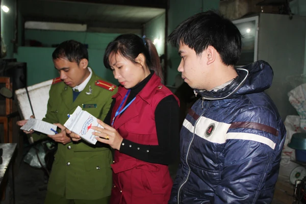 Đoàn kiểm tra liên ngành lấy mẫu thực phẩm.