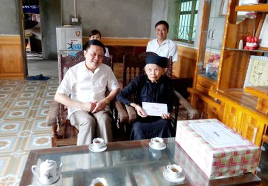 Thăm và tặng quà gia đình bà Nông Thị Ẹng , mẹ liệt sĩ Lục Văn Đí tại tổ dân phố 8A.