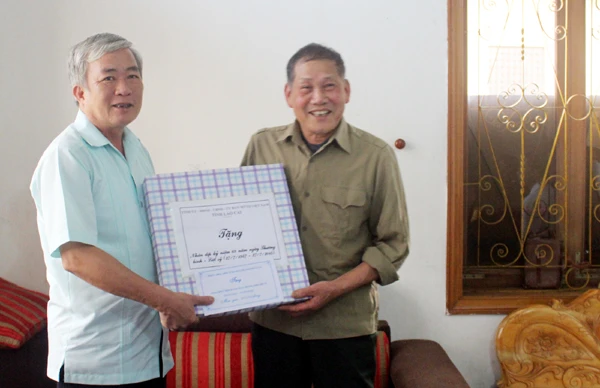 Thăm và tặng quà gia đình thương binh Trần Văn Hý, thị trấn Sa Pa.