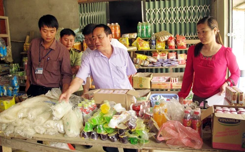 Kiểm tra tại cơ sở kinh doanh thực phẩm tại xã Cao Sơn.
