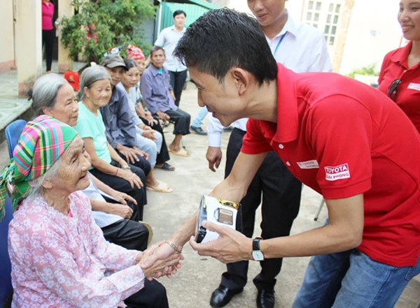 Tặng radio cho người già tại trung tâm.