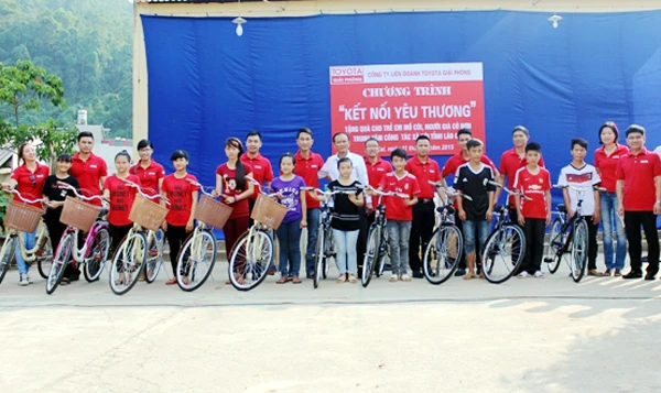 Trao tặng 10 xe đạp cho trẻ mồ côi tại trung tâm.