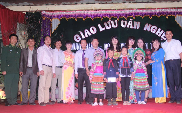 Tổ chức từ thiện “Kết nối yêu thương” tặng quà cho Trường Tiểu học Trịnh Tường số 2.
