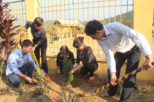 Trồng cây xanh trong khuôn viên nhà trường.