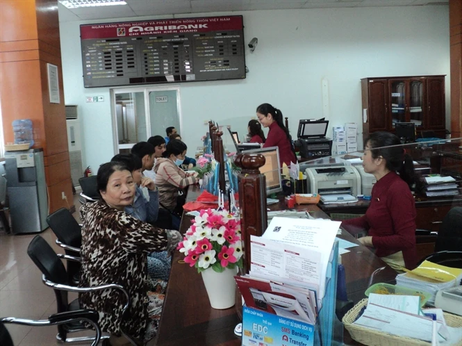 Nông dân miền Tây ít quan tâm đến gửi tiết kiệm, họ chỉ gửi ngân hàng khi có tiền nhiều từ các vụ lúa.