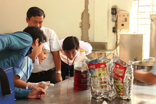 Đoàn thanh tra liên ngành tiến hành kiểm tra các công đoạn nhập và chế biến thức ăn cho học sinh.