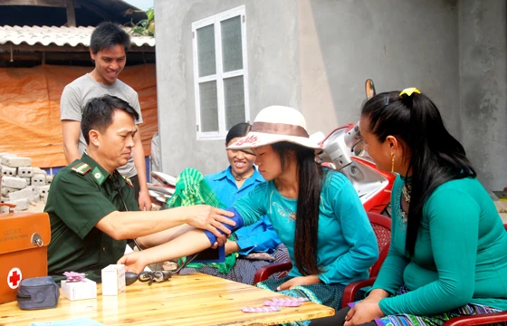 Đại úy quân y Nguyễn Văn Ngạn khám, tư vấn chăm sóc sức khỏe cho người dân vùng cao.
