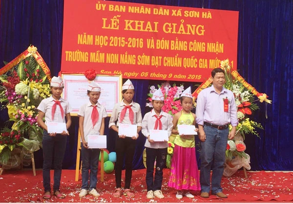 Lãnh đạo Công ty Du lịch Quốc tế Bình Minh tặng quà cho học sinh Trường Tiểu học xã Sơn Hà (Bảo Thắng).