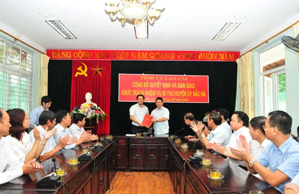 Đồng chí Nguyễn Văn Vịnh trao Quyết định của Ban Thường vụ Tỉnh ủy cho đồng chí Lý Bình Minh.