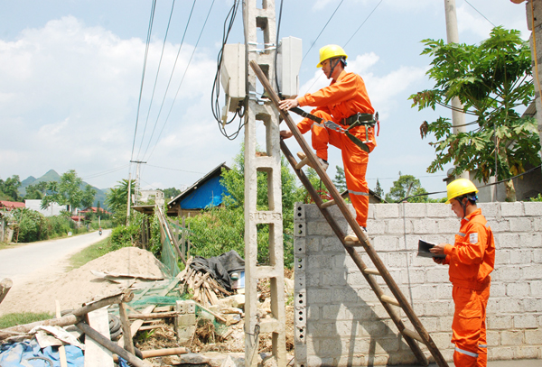 Công nhân Điện lực Bắc Hà kiểm tra công tơ điện tại xã Na Hối.