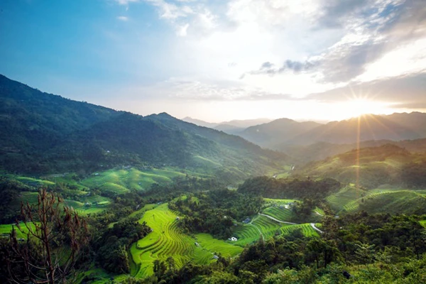 Miêu tả về Việt Nam, trang Boredpanda viết nơi đây trở thành một trong những điểm du lịch hút khách trong hơn thập kỷ qua với người dân thân thiện, phong cảnh hoang sơ và nhiều vẻ đẹp tiềm ẩn. Trên hình là dòng sông Nho Quế nhìn từ đèo Mã Pí Lèng, Hà Giang. Bắt nguồn từ cảm hứng đó, nhiếp ảnh gia Pháp tiếp tục thực hiện hành trình 12 ngày khám phá miền núi phía bắc Việt Nam như Sa Pa (Lào Cai), Đồng Văn (Hà Giang), Cao Bằng... Trên hình là một phụ nữ Dao Đỏ. Cụ ông Lùng Leo Phố, 78 tuổi, dân tộc La Chí. Trò chuyện với Rehahn, ông cho biết mình phải dành nhiều ngày để dẫn nước về nhà bằng những đường ống làm bằng tre. Từ ngọn núi cao lớn đến ruộng lúa xanh rì hay ánh nhìn thơ ngây của trẻ em dân tộc, Rehahn đã mang đến cho người xem vẻ đẹp ẩn giấu của đất nước Đông Nam Á này. Đây ảnh là hoàng hôn trên ruộng bậc thang ở Hoàng Su Phì, Hà Giang. Lân Thị Lợi là một bé gái dân tộc Lô Lô Đen. Em sống ở một ngôi làng nhỏ, gần Bảo Lạc (Cao Bằng). Em không biết nói tiếng Kinh vì em không đi học. Hai chị em đang chơi đùa ngay bên cạnh đường. Cao nguyên Đồng Văn, Hà Giang. 4 chị em dân tộc Mông đang ăn cơm trưa. Ngôi nhà chênh vênh trên cao nguyên đá. Với những bức hình ghi được sau chuyến đi, anh đang lên kế hoạch cho cuốn sách ảnh sắp tới của mình về hơn 50 dân tộc thiểu số ở Việt Nam. Trước đó, anh từng cho ra mắt cuốn sách ảnh "Việt Nam - Những mảnh ghép tương phản".