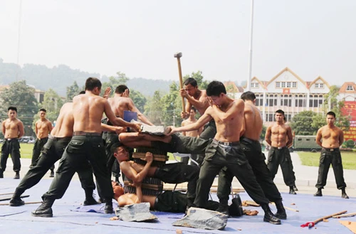 Diễu hành biểu dương lực lượng. Biểu diễn võ thuật. Những tuyệt kỹ thể hiện sức mạnh của lực lượng CSCĐ. Lao qua vòng lửa. Diễn tập phòng, chống khủng bố. Diễu hành biểu dương lực lượng. Biểu diễn võ thuật. Những tuyệt kỹ thể hiện sức mạnh của lực lượng CSCĐ. Lao qua vòng lửa. Diễn tập phòng, chống khủng bố.